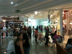 Lançamento da coleção primavera/verão 2015 lota shoppings atacadistas de Maringá